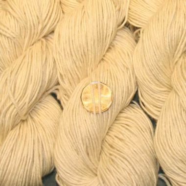 Natural worsted yarn